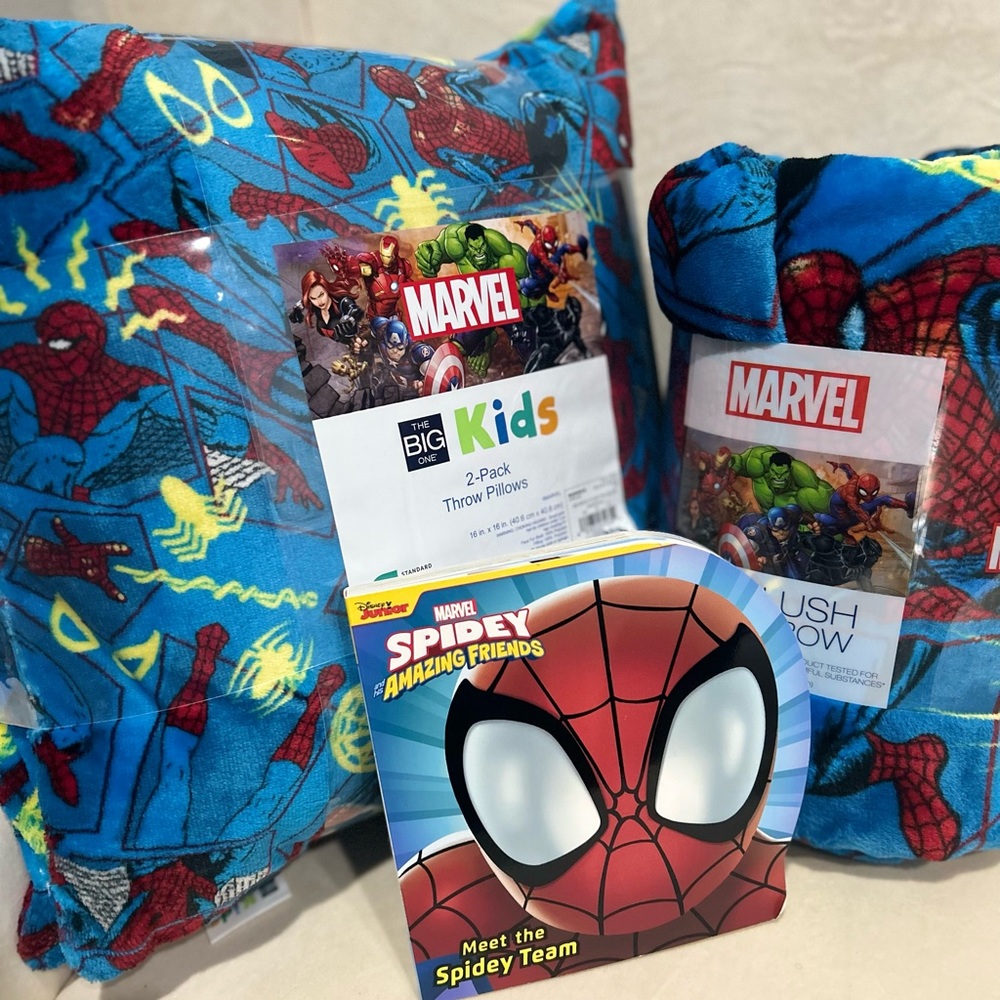 Marvel Spider-Man Oversized Plush Throw, pillows, and book set NWT